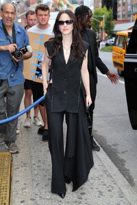 MRB-Candids2025-ArrivingatDujoursCoverPartyinNYC-005.jpg