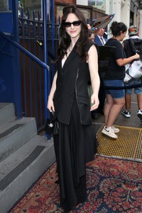 MRB-Candids2025-ArrivingatDujoursCoverPartyinNYC-009.jpg