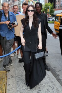 MRB-Candids2025-ArrivingatDujoursCoverPartyinNYC-011.jpg