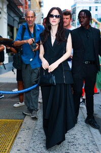 MRB-Candids2025-ArrivingatDujoursCoverPartyinNYC-015.jpg