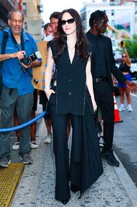 MRB-Candids2025-ArrivingatDujoursCoverPartyinNYC-018.jpg
