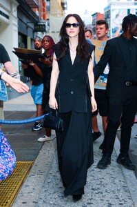 MRB-Candids2025-ArrivingatDujoursCoverPartyinNYC-020.jpg