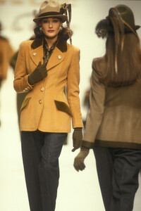 Oscar de la Renta 1992 Women RTW 70.jpg