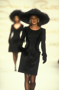 Oscar de la Renta 1992 Women RTW 95.jpg