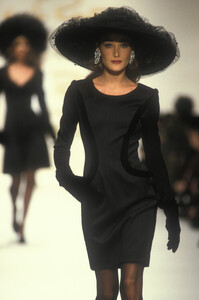 Oscar de la Renta 1992 Women RTW 96.jpg
