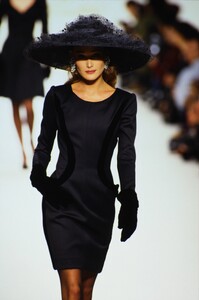 Oscar de la Renta 1992 Women RTW 97.jpg