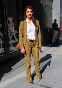 Priyanka_Chopra_Jonas_is_seen_leaving_Good_Morning_America_on_June_242C_2025_in_New_York_City_281329.jpg