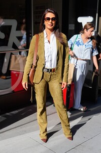 Priyanka_Chopra_Jonas_is_seen_leaving_Good_Morning_America_on_June_242C_2025_in_New_York_City_285029.jpg