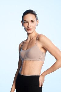Victorias-Secret-2025-Grace-VSX-Featherweight-Light-Sports-Bra-elevate-Legging-8.jpg