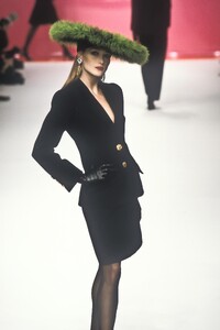 Yves Saint Laurent 1995 Women RTW 37.jpg