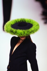 Yves Saint Laurent 1995 Women RTW 38.jpg