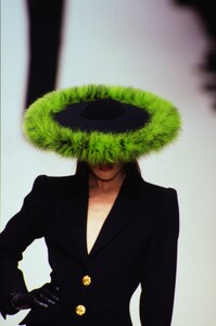 Yves Saint Laurent 1995 Women RTW 39.jpg
