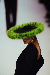 Yves Saint Laurent 1995 Women RTW 40.jpg