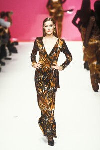Yves Saint Laurent 1995 Women RTW 55.jpg