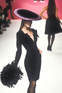 Yves Saint Laurent 1995 Women RTW 59.jpg