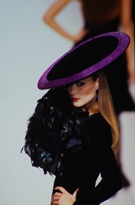 Yves Saint Laurent 1995 Women RTW 61.jpg