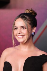 bailee-madison-unveils-sculptural-noir-at-zombies-4-premiere-10.jpg