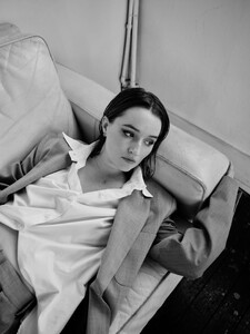 kaitlyn-dever-graces-the-cover-of-t-the-new-york-times-style-magazine-australia-for-may-2025-7.jpg