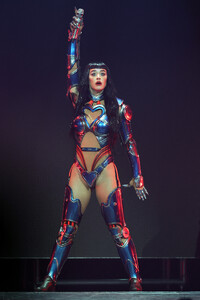 katyperry-inglewood-jul-2025-2.jpg