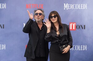 monica bellucci gonna a sirena giffoni film festival 2025 look dark chic GettyImages-2226984556.jpg