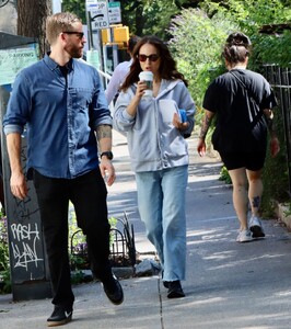 natalie-portman-debuts-casual-chic-on-good-sex-set-in-nyc-3.jpg