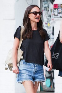natalie-portman-embraces-casual-chic-in-soho-nyc-0.jpg