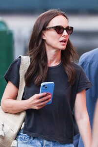 natalie-portman-embraces-casual-chic-in-soho-nyc-1.jpg