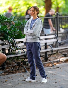 natalie-portman-films-good-sex-in-nyc-s-washington-square-13.jpg