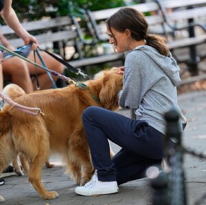 natalie-portman-films-good-sex-in-nyc-s-washington-square-16.jpg