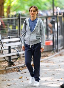 natalie-portman-films-good-sex-in-nyc-s-washington-square-18.jpg
