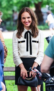 natalie-portman-films-good-sex-in-nyc-s-washington-square-3.jpg