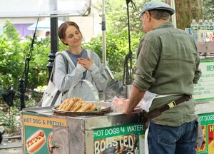 natalie-portman-on-the-set-of-good-sex-in-washington-square-park-in-new-york-city-07-15-2025-11.jpg
