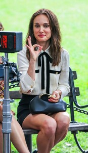 natalie-portman-on-the-set-of-good-sex-in-washington-square-park-in-new-york-city-07-15-2025-2.jpg