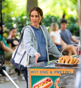 natalie-portman-on-the-set-of-good-sex-in-washington-square-park-in-new-york-city-07-15-2025-9.jpg