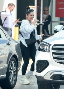 vanessa-hudgens-masterfully-blends-comfort-and-cool-at-lax-5.jpg