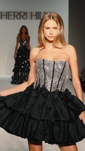 [2025.08.22] sherrihill_DNrFXgIUhWc.jpg
