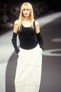 Chanel 1999 Women RTW 82.jpg
