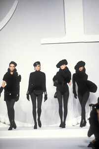 Christian Dior 1991 Women RTW 12.jpg