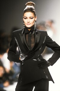 Claude Montana 1991 Women RTW 46.jpg