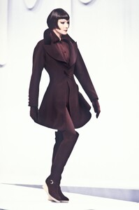 Claude Montana 1993 Women RTW 39.jpg