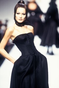 Claude Montana 1993 Women RTW 41.jpg