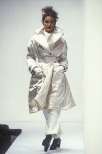 Dolce Gabbana 1992 Women RTW 147.jpg