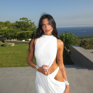 Dua_Lipa_in_a_white_dress_08-12-2025__1_.jpg