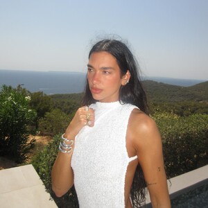 Dua_Lipa_in_a_white_dress_08-12-2025__2_.jpg