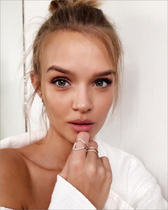 Josephine Skriver - Instagram [2017.12.08].jpg