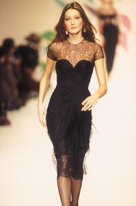Oscar de la Renta 1993 Women RTW 61.jpg