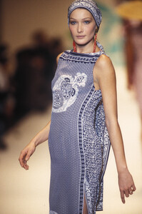 Oscar de la Renta 1993 Women RTW 63.jpg