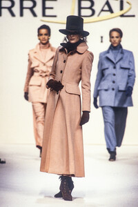 Pierre Balmain 1993 Women RTW 38.jpg