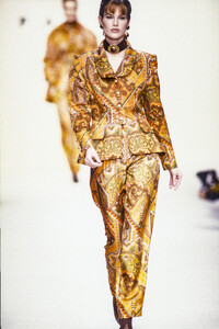 Pierre Balmain 1993 Women RTW 90.jpg