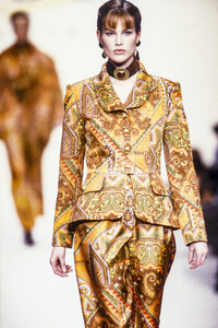 Pierre Balmain 1993 Women RTW 92.jpg